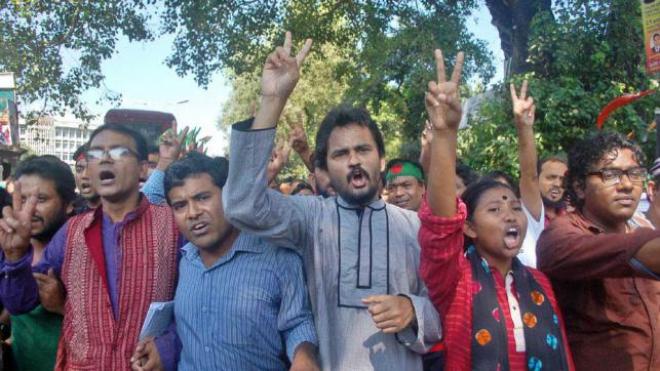 মতিউর রহমান নিজামীকে ফাঁসির রায়ের পর শাহবাগ থেকে আনন্দ মিছিল বের করে গণজাগরণ মঞ্চের একাংশ। ছবি: ফোকাস বাংলা