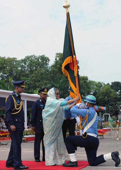 প্রধানমন্ত্রী আজ বিএএফ ঘাঁটি জহুরুল হককে ন্যাশনাল স্ট্যান্ডার্ড প্রদান করেন / পিআইডি