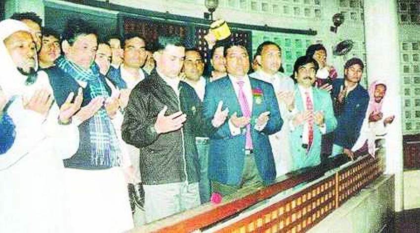 দলের নেতা-কর্মীদের নিয়ে টুঙ্গিপাড়ায় বঙ্গবন্ধু শেখ মুজিবুর রহমানের মাজারে মোনাজাত করছেন বিএনপির সিনিয়র ভাইস চেয়ারম্যান তারেক রহমান ছবি : সংগৃহীত