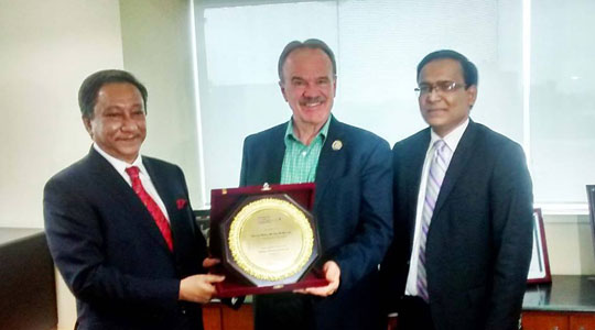 বেক্সিমকো ফার্মাসিউটিক্যাল কারখানা পরিদর্শন করেন বাংলাদেশে নিযুক্ত যুক্তরাষ্ট্রের রাষ্ট্রদূত ড্যান ডব্লিউ মজীনা / ছবিঃ সংগৃহীত
