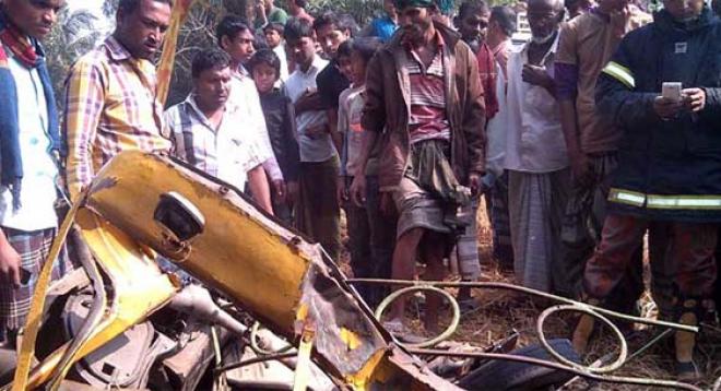 টাঙ্গাইলের মধুপুরে ট্রাক ও টেম্পোর মুখোমুখি সংঘর্ষের পর ঘটনাস্থলে উৎসুক জনতা