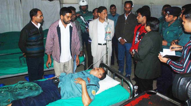 শনিবার রাতে আহতদের দেখতে হাসপাতালে যান ডিএমপি কমিশনার