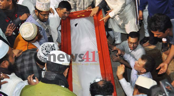 বনানী কবরস্থানে চির নিদ্রায় শায়িত করা হয় আরাফাত রহমান কোকোকে। ছবি- নিউজ৪১