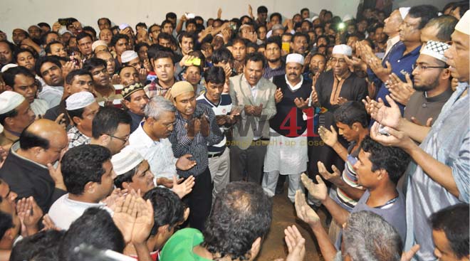 দাফনের পর কোকোর কবরে মোনাজাতে আংশগ্রহন করে বিএনপির নেতাকর্মী ও পরিবারের সদস্যরা। ছবি- নিউজ৪১
