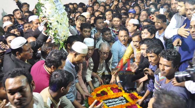 দাফনের পর বিএনপি’র নেতৃবৃন্দ কোকোর কবরে ফুল দিয়ে স্রদ্ধা জানান। ছবি- নিউজ৪১