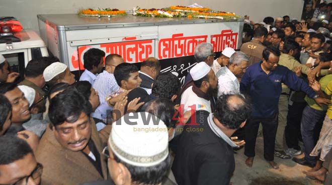 দাফনের জন্য কোকোর মরদেহ আনা হয় বনানী কবরস্থানে। ছবি- নিউজ৪১