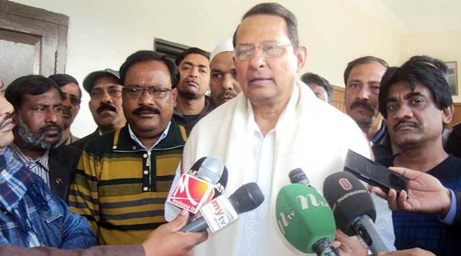 কুষ্টিয়া সার্কিট হাউসে সাংবাদিকদের সাথে কথা বলেন তত্থমন্ত্রী হাসানুল হক ইনু