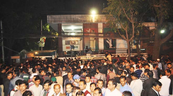 প্রধানমন্ত্রী ফিরে যাওয়ার পর গুলশান কার্যালয়ের সামনে নেতা কর্মীদের ভিড়। -নিউজফরটিওয়ান