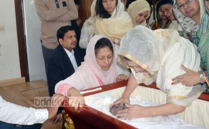 পুত্রকে শেষবারের মত আদর করছেন খালেদা জিয়া।