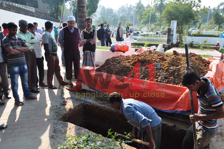 বনানী কবরস্থানে চলছে কবর খোঁড়া। ছবি- নিউজ৪১
