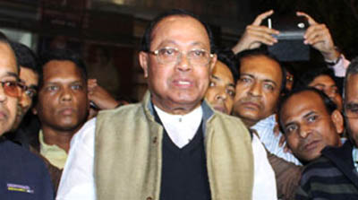 রবিবার রাতে বিএনপি চেয়ারপারসনের গুলশান কার্যালয় থেকে বের হয়ে সাংবাদিকদের সাথে কথা বলেন মওদুদ আহমদ।