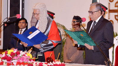 শনিবার রাষ্ট্রপতি মো. আবদুল হামিদ নতুন প্রধান বিচারপতি এস কে সিনহা শপথ বাক্য পাঠ করান