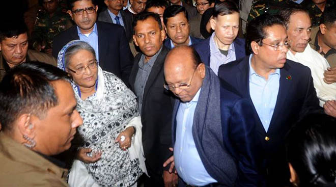 খালেদা জিয়াকে সমবেদনা জানাতে তার গুলশান কার্যালয়ের সামনে গাড়ি থেকে নেমে অপেক্ষা করছেন প্রধানমন্ত্রী শেখ হাসিনা। অবশ্য গেট না খোলায় ফিরে যেতে হয় প্রধানমন্ত্রীকে।