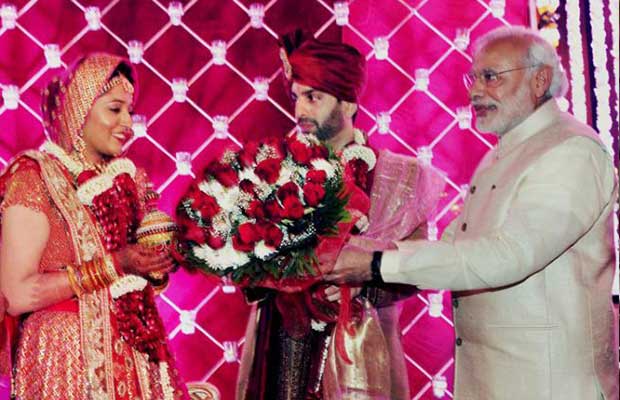 বিয়ের অনুষ্ঠানে উপস্থিত প্রধানমন্ত্রী শুভেচ্ছা জানালেন নবদম্পতিকে