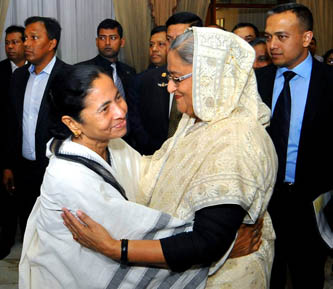 আজ মহান একুশে ফেব্রুয়ারী পশ্চিমবঙ্গের মুখ্যমন্ত্রী মমতা ব্যানার্জি গণভবনে এলে অভ্যার্থনা জানায় প্রধানমন্ত্রী শেখ হাসিনা