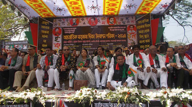 আন্তর্জাতিক মাতৃভাষা দিবস উপলক্ষে বেনাপোল নোম্যান্সল্যান্ডে শনিবার এক হয়েছিলেন দুই বাংলার ‘বাংলা ভাষাভাষী’ মানুষ