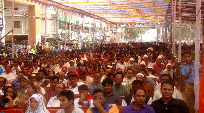 আন্তর্জাতিক মাতৃভাষা দিবস উপলক্ষে বেনাপোল নোম্যান্সল্যান্ডে শনিবার এক হয়েছিলেন দুই বাংলার ‘বাংলা ভাষাভাষী’ মানুষ