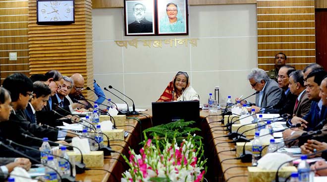 বৃহস্পতিবার সকালে অর্থ মন্ত্রণালয় পরিদর্শনে এসে উর্ধ্বতন কর্মকর্তাদের উদ্দেশে বক্তব্য রাখেন প্রধানমন্ত্রী শেখ হাসিনা।