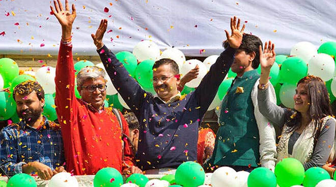বিজয়ী অরবিন্দ এএপি প্রধান কেজরিওয়াল দিল্লির পার্টি অফিসে সমর্থকদের অভিবাদন জানান। ছবি- এপি