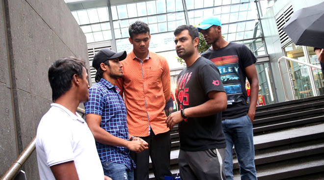 ২২ ফেব্রুয়ারী বিশ্বকাপ দল থেকে বহিস্কার হওয়ার পর ২৩ ফেব্রুয়ারী সোমবার পর্যন্ত আল আমিন ছিলেন দলের সাথে, গতকাল মেলবোর্নে সতীর্থদের সাথে বেরিয়েছিলেন বাইরেও