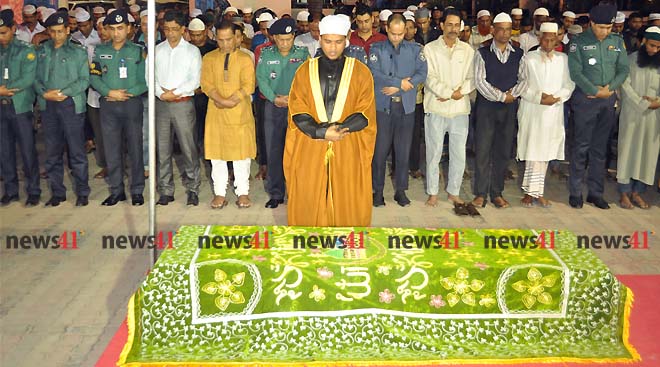 বৃহস্পতিবার সন্ধ্যায় রাজারবাগ পুলিশ লাইন কেন্দ্রীয় মসজিদে কনস্টেবল শামিম মিয়ার নামাজে জানাজা অনুষ্ঠিত হয়। ছবি- নিউজ৪১।