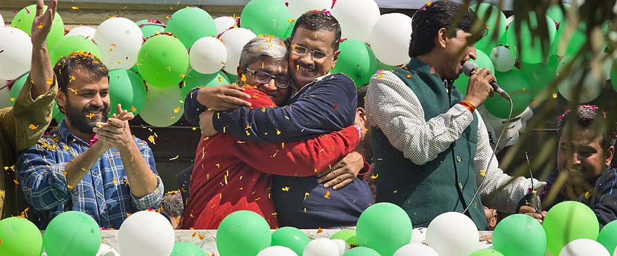 দিল্লি বিধানসভার প্রাথমিক ফল ঘোষণার পর মঙ্গলবাল প্রথমবার সমর্থকদের সামনে বক্তব্য দেন এএপি প্রধান অরবিন্দ কেজরিওয়াল