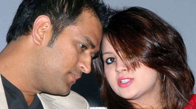স্ত্রী সাক্ষীর সঙ্গে ধোনি. ফাইল ছবি