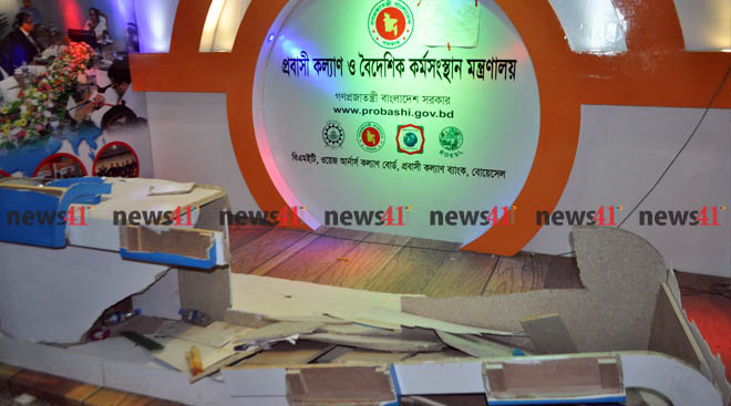 ডিজিটাল ওয়ার্ল্ড মেলায় সৌদি নিবন্ধন কার্যক্রমে অতিরিক্ত মানুষের চাপে ভেঙে যায় প্রবাসীকল্যাণ ও বৈদেশিক কর্মসংস্থান মন্ত্রণালয়ের প্যাভিলিয়ন। ছবি- নিউজ৪১