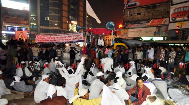 বৃহস্পতিবার দুপুর থেকে সারা দেশ থেকে আসা গাড়ির চালকরা অবস্থান নেয় খালেদা জিয়ার গুলশান কার্যালয়ের পাশে। ছবি- নিউজ৪১
