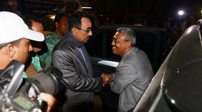 রোববার সন্ধ্যায় গুলশান কার্যালয়ের সামনে থেকে আটক হন মোসাদ্দেক আলী ফালু।