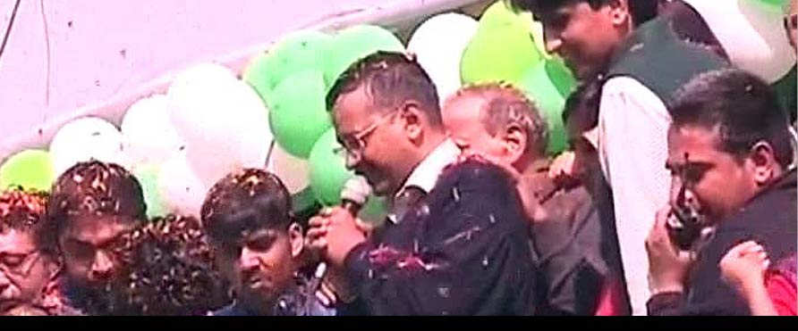 আজ দিল্লির পার্টি অফিসে সমর্থকদের উদ্দেশে বক্তব্য দেন আম আদমি পার্টি প্রধান অরবিন্দ কেজরিওয়াল