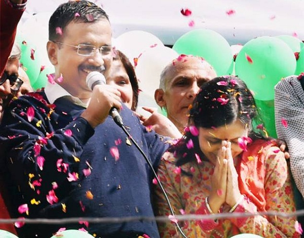দিল্লি বিধানসভার প্রাথমিক ফল ঘোষণার পর মঙ্গলবাল প্রথমবার সমর্থকদের সামনে বক্তব্য দেন এএপি প্রধান অরবিন্দ কেজরিওয়াল। এসময় তার সঙ্গে ছিলেন তার স্ত্রী সুনিতা।