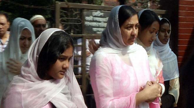 মেয়েদের সঙ্গে নিয়ে স্বামীর কবর জিয়ারত করতে জান কোকোর স্ত্রী শার্মিলা রহমান। ফাইল ছবি