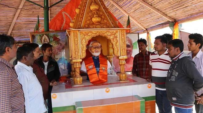 ভারতের গুজরাটে মোদির নাম ও মূর্তি সংবলিত নির্মাণ করা মন্দির। ছবি- প্রকাশ রাভরানি
