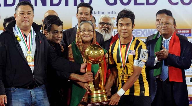 রোববার বঙ্গবন্ধু জাতীয় স্টেডিয়ামে অনুষ্ঠিত ফাইনালে চ্যম্পিয়ান মালয়েশিয়ার হাতে বঙ্গবন্ধু গোল্ড কাপ তুলে দেন প্রধানমন্ত্রী শেখ হাসিনা। ছবি- সাইফুল কল্লোল