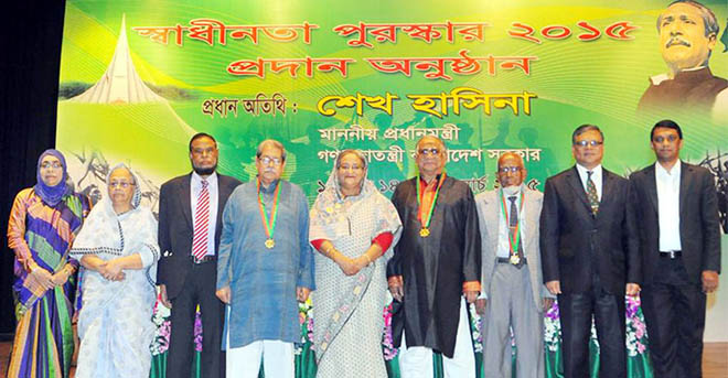 আজ ২৫ মার্চ ২০১৫ রাজধানীর ওসমানী স্মৃতি মিলনায়তনে স্বাধীনতা পুরস্কারপ্রাপ্তদের সাথে প্রধানমন্ত্রী শেখ হাসিনা।