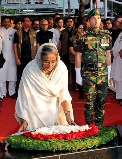প্রধানমন্ত্রী শেখ হাসিনা শনিবার ঐতিহাসিক ৭ মার্চ উপলক্ষে ধানমন্ডিতে বঙ্গবন্ধু শেখ মুজিবুর রহমানের প্রতিকৃতিতে পুষ্পস্তবক অর্পণ করেন। ছবি- সাইফুল কল্লোল