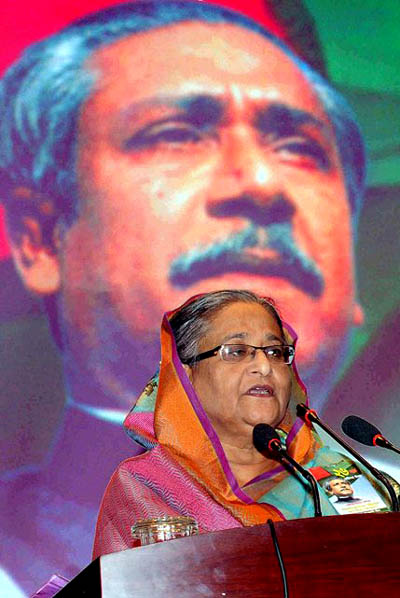 প্রধানমন্ত্রী শেখ হাসিনা আজ শুক্রবার বিকেলে রাজধানীর ফার্মগেটে কৃষিবিদ ইনস্টিটিউট মিলনায়তনে আওয়ামী লীগ আয়োজিত স্বাধীনতা দিবসের আলোচনা সভায় বক্তব্য রাখেন। ছবি : সাইফুল ইসলাম কল্লোল