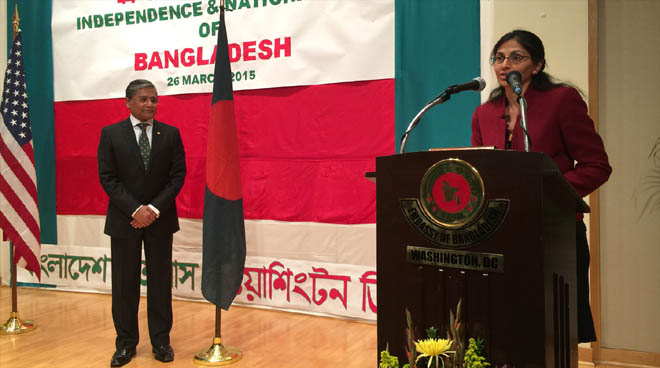 ওয়াশিংটনে বাংলাদেশ দূতাবাসে বঙ্গবন্ধু মিলনায়তনে স্বাধীনতা দিবসের অনুষ্ঠানে বক্তব্য রাখছেন নিশা দেশাই বিসওয়াল। সংগ্রহীত
