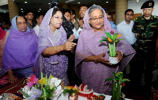 আজ বঙ্গবন্ধু আন্তর্জাতিক সম্মেলন কেন্দ্রে আন্তর্জাতিক নারী দিবসে নারীদের হাতে তৈরি বিভিন্ন পণ্য দেখেন প্রধানমন্ত্রী শেখ হাসিনা - সাইফুল কল্লোল