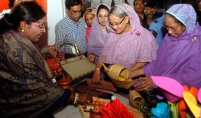 আজ বঙ্গবন্ধু আন্তর্জাতিক সম্মেলন কেন্দ্রে আন্তর্জাতিক নারী দিবসে নারীদের হাতে তৈরি বিভিন্ন পণ্য দেখেন প্রধানমন্ত্রী শেখ হাসিনা - সাইফুল কল্লোল