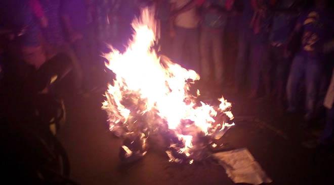 আম্পায়ারের কুশপুতুল পুড়িয়ে প্রতিবাদ