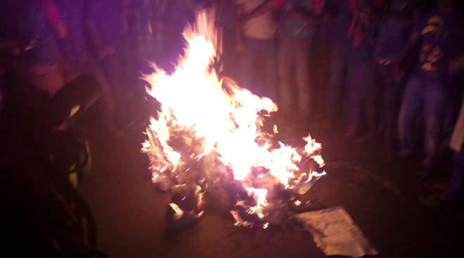 আম্পায়ারের কুশপুতুল পুড়িয়ে প্রতিবাদ করে সমর্থকেরা