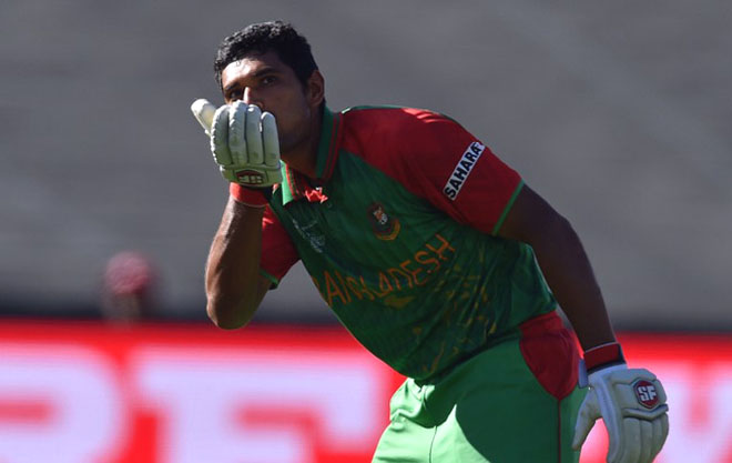 স্ত্রী-পুত্রকে উড়ন্ত চুমু দিয়ে সেঞ্চুরি উৎসর্গ করছেন মাহমুদউল্লাহ। ছবি : এএফপি