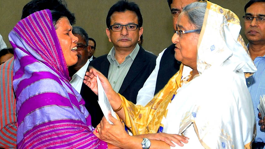 বৃহস্পতিবার দুপুরে প্রধানমন্ত্রীর কার্যালয়ে অবরোধ-হরতালে পেট্রোল বোমায় ক্ষতিগ্রস্তদের আর্থিক সহায়তা প্রদান করেন প্রধানমন্ত্রী শেখ হাসিনা। (ছবিতে) সহিংসতার আগুনে নিহত প্রতিবন্ধী সেলিনা বেগমের প্রতি সহমর্মিতা প্রকাশ ও আরথিক অনুদানের চেক প্রদান করেন প্রধানমন্ত্রী।