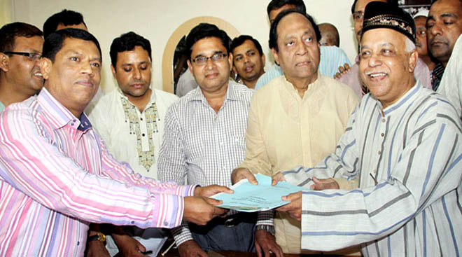 চট্টগ্রাম সিটি করপোরেশন নির্বাচনে মেয়র পদে অংশ নিতে আজ শুক্রবার মনোনয়নপত্র সংগ্রহ করেন এম মনজুর আলম। ছবি : ফোকাস বাংলা