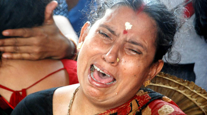 নারায়ণগঞ্জে মহাষ্টমীতে পুণ্যস্নানে আজ শুক্রবার সকালে পদদলিত হয়ে ১০ জন নিহত হন। স্বজনকে হারিয়ে কান্নায় ভেঙে পড়েন এক নারী। ছবি : ফোকাস বাংলা