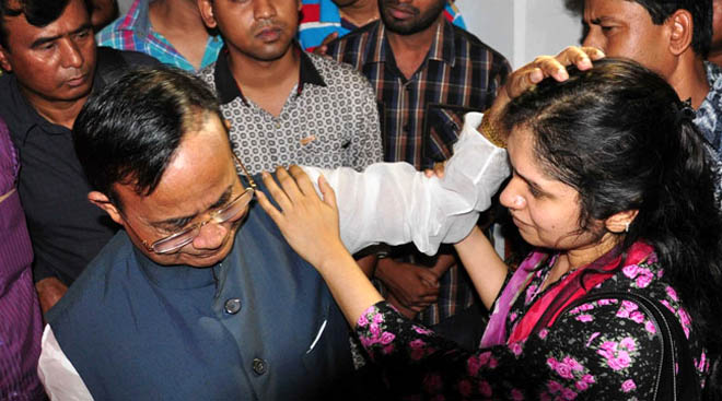 রাজধানীর ধানমণ্ডি লেক থেকে রেলমন্ত্রী মুজিবুল হকের বড় ভাই এ বি এম আবদুল লতিফের উদ্ধারের পর ভাইয়ের ধানমন্ডির বাসায় যান মন্ত্রী, স্বজনদের জানান সান্তনা।