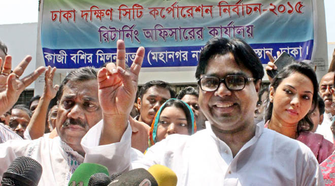 মঙ্গলবার দুপুরে রিটার্নিং অফিসারের কার্যালয় থেকে মনোনয়নপত্র সংগ্রহ করেন ঢাকা দক্ষিণ সিটি করপোরেশনের মেয়র প্রার্থী সাঈদ খোকন
