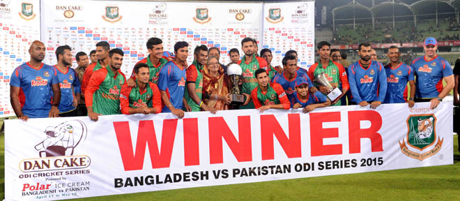 গতকাল শুক্রবার শের-এ-বাংলা জাতীয় স্টেডিয়ামে বিজয়ী টাইগারদের মাঝে ট্রফি বিতরন করেন প্রধানমন্ত্রী শেখ হাসিনা।